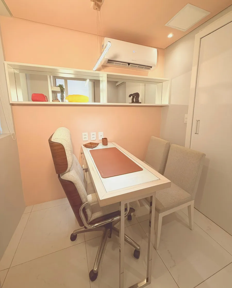 Consultório padrão: mesa com cadeira giratória, duas cadeiras para pacientes, prateleira espelhada e ar-condicionado