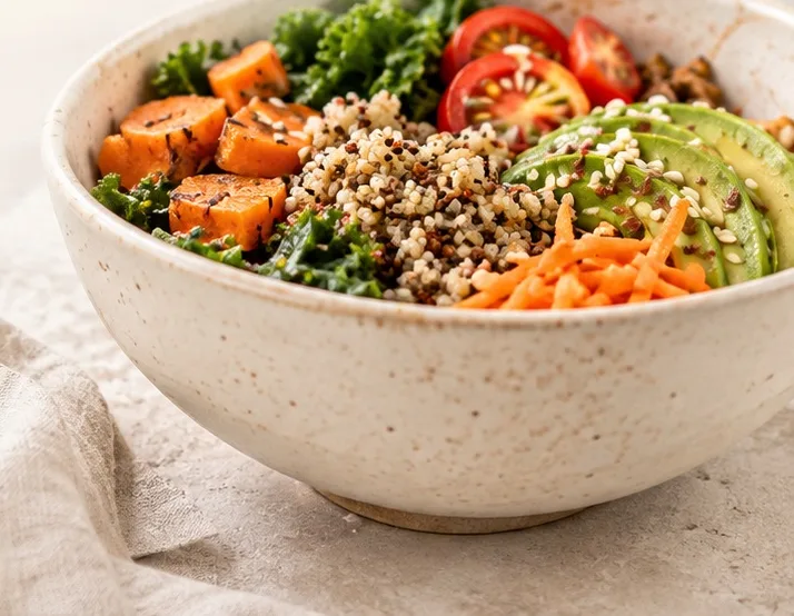 Tigela com quinoa, abacate, tomate, couve, cenoura e batata-doce